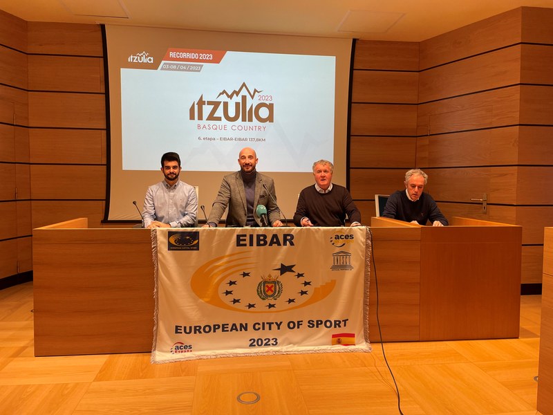 Imagen de la presentación de la 6ª etapa de la Itzulia 2023, en la que han participado el alcalde, Jon Iraola, el concejal de Deportes, Ander Curiel, el presidente de OCETA, Julián Eraso, y el director técnico de la Itzulia, Roberto Laiseka.