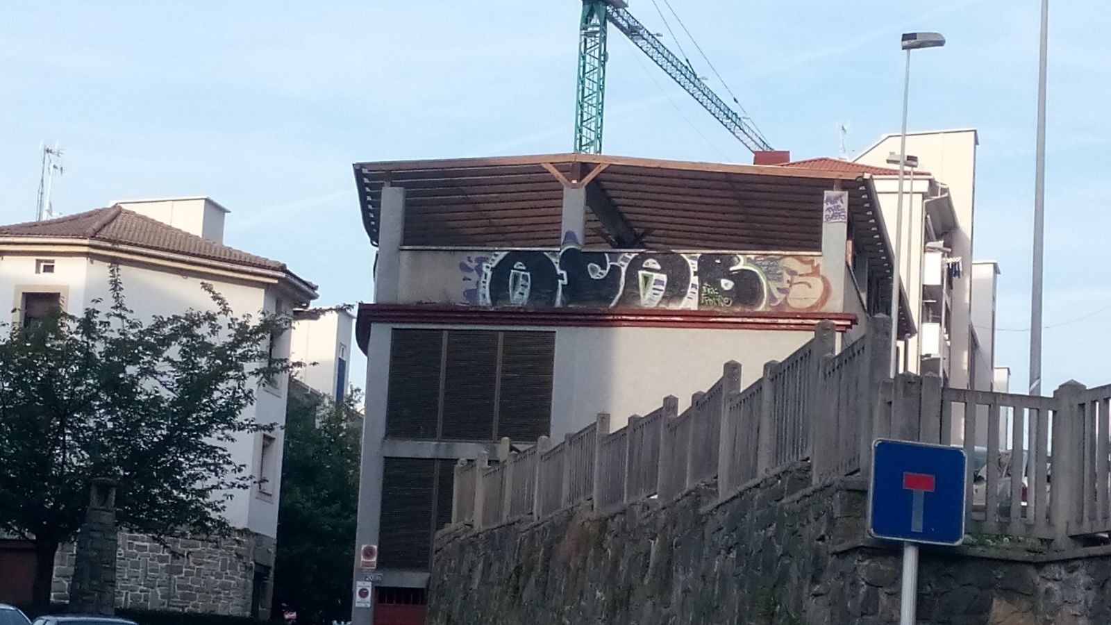 El Ayuntamiento de Eibar ha suprimido grafitis en más de 60 calles de Eibar en el marco de la campaña de limpieza de pintadas