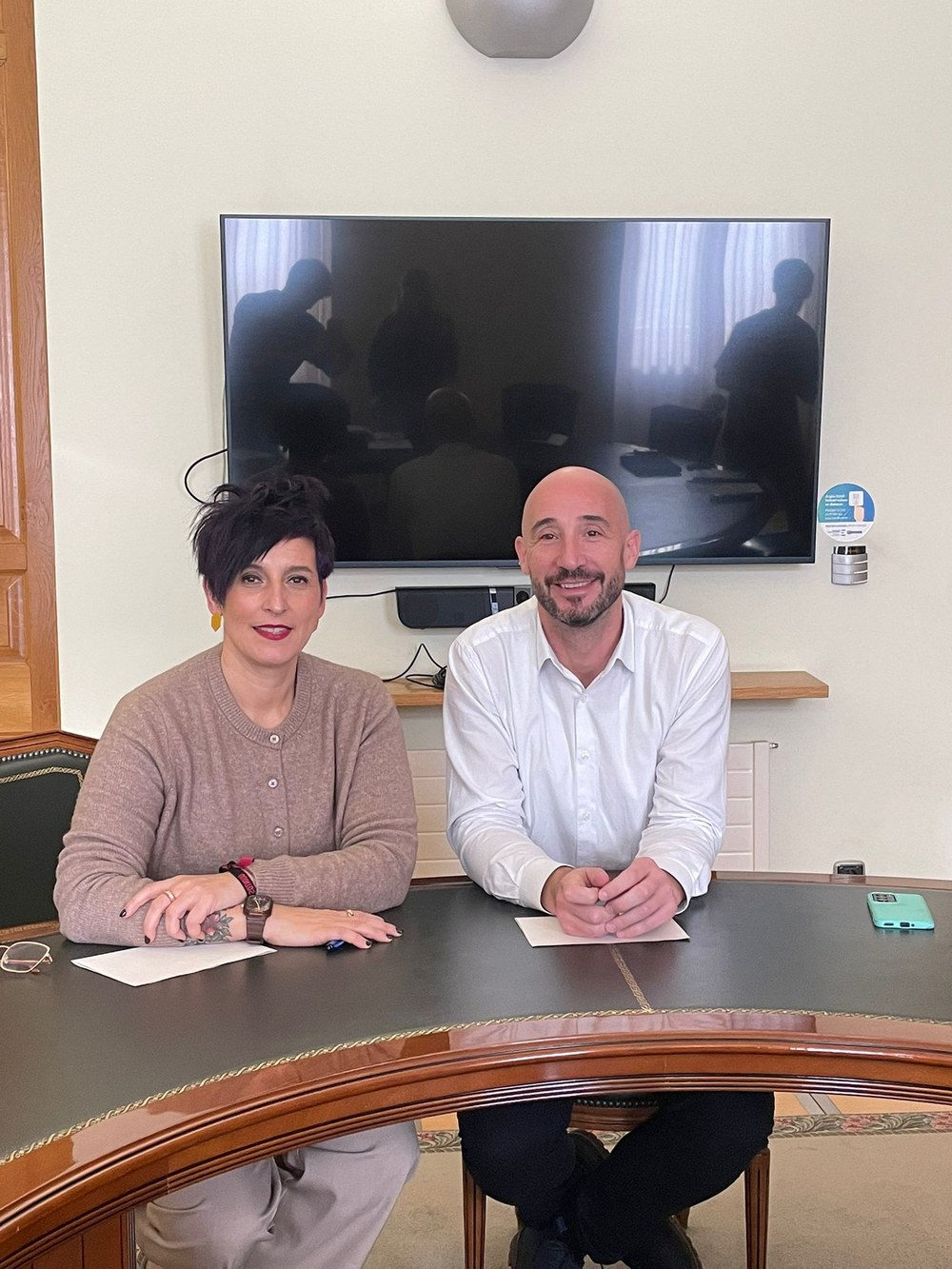 El alcalde, Jon Iraola, acompañado de la concejala de Servicios Sociales, Sonia Archeli.