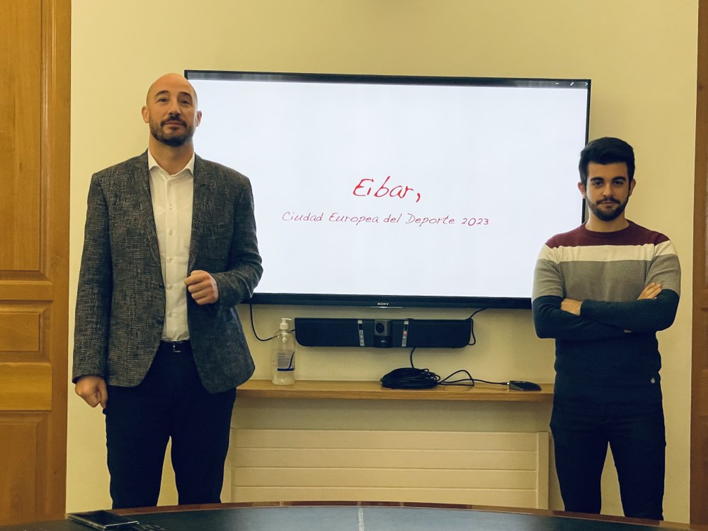 El Ayuntamiento de Eibar impulsará un programa especial de acciones en el marco de Ciudad Europea del Deporte 2023 En la imagen, el alcalde Jon Iraola y el concejal de Deportes, Ander Curiel.
