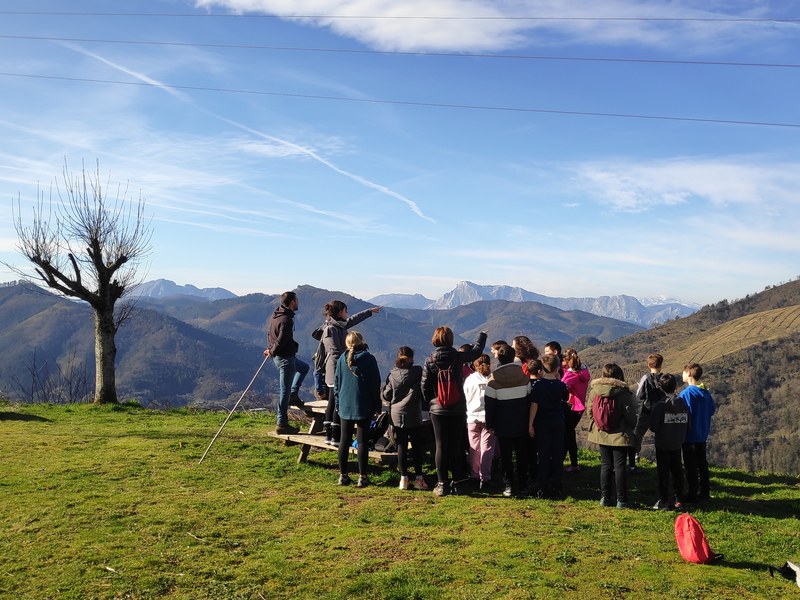 Escolares participantes del programa "Basarrixa Hurretik".