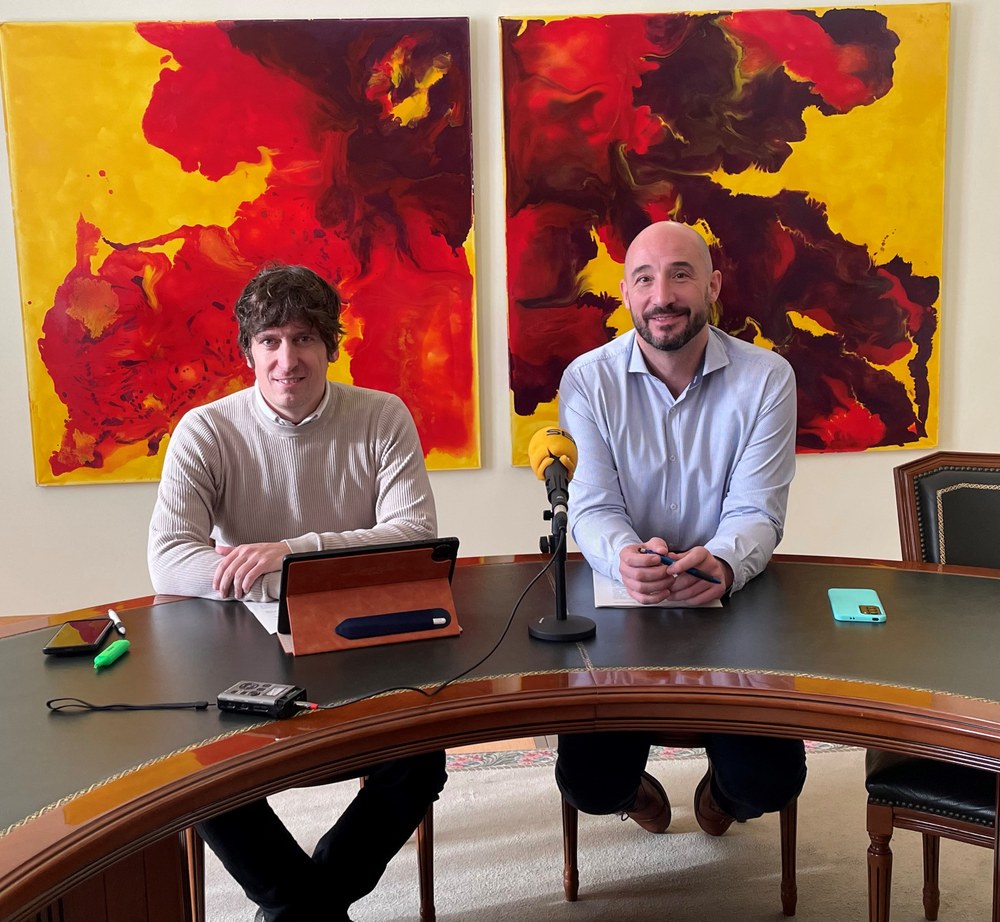 El Ayuntamiento de Eibar pone en marcha la elaboración del nuevo Plan de Movilidad Urbana Sostenible para la ciudad En la imagen (de izq. a dcha.): Alberto de la Hoz, concejal de Eibarko EAJ-PNV, y el alcalde Jon Iraola.