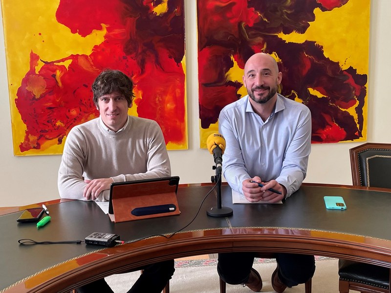 En la imagen (de izq. a dcha.): Alberto de la Hoz, concejal de Eibarko EAJ-PNV, y el alcalde Jon Iraola.