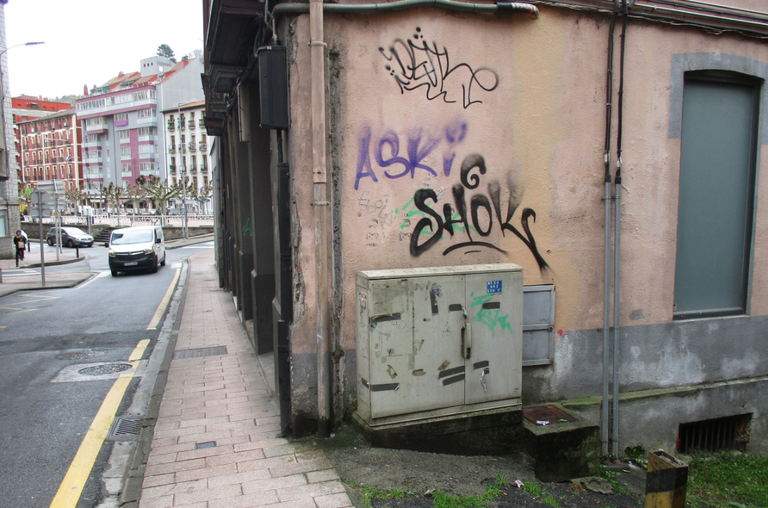 El Ayuntamiento de Eibar pone en marcha una nueva campaña de retirada de pintadas y grafitis de las fachadas