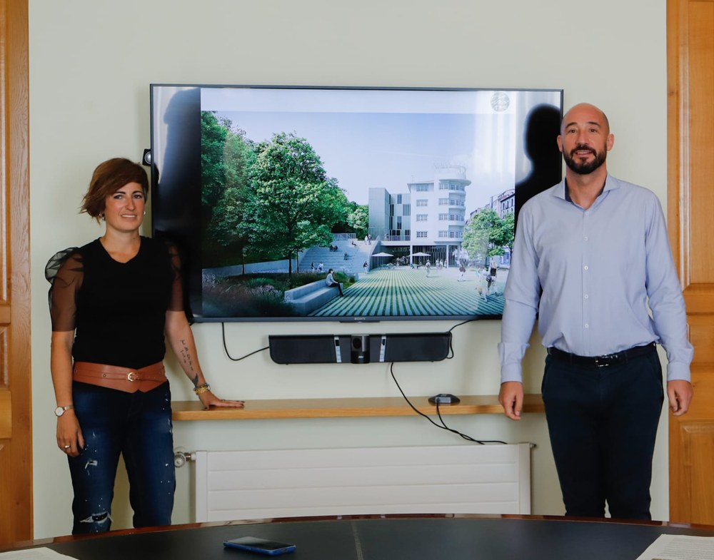 El Ayuntamiento de Eibar presenta el anteproyecto de rehabilitación de Hijos de Gabilondo En la imagen, el alcalde Jon Iraola y la concejala de Hacienda, Ana Telleria.