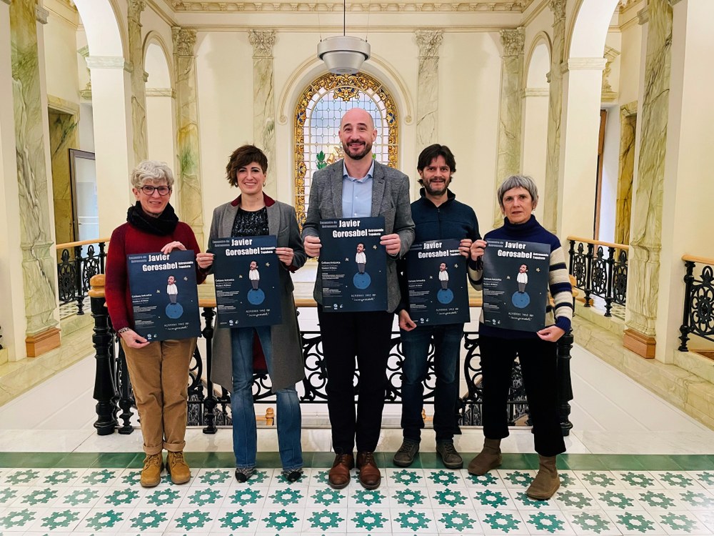 El Ayuntamiento de Eibar presenta el 'Encuentro Javier Gorosabel' en homenaje al astrofísico eibarrés, que se celebrará el 2 de febrero en el Coliseo Imagen de la presentación del I Encuentro Javier Gorosabel.