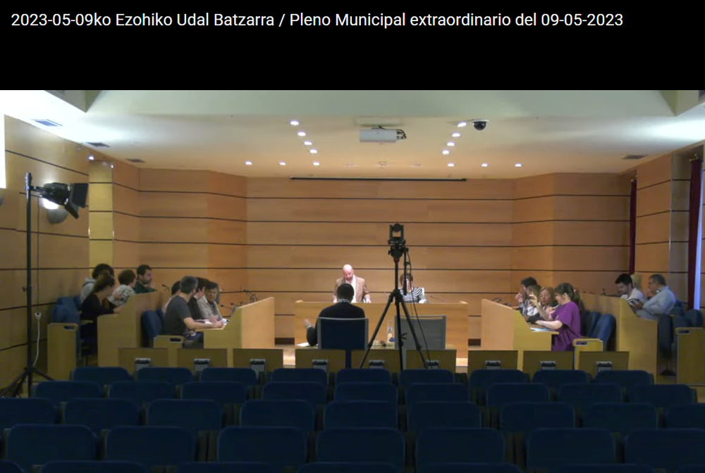El Ayuntamiento de Eibar promueve la creación de la primera comunidad energética local a la que se podrán sumar hogares y pymes para reducir su factura eléctrica Imagen de la sesión extraordinaria del pleno municipal celebrado el 9 de mayo de 2023.