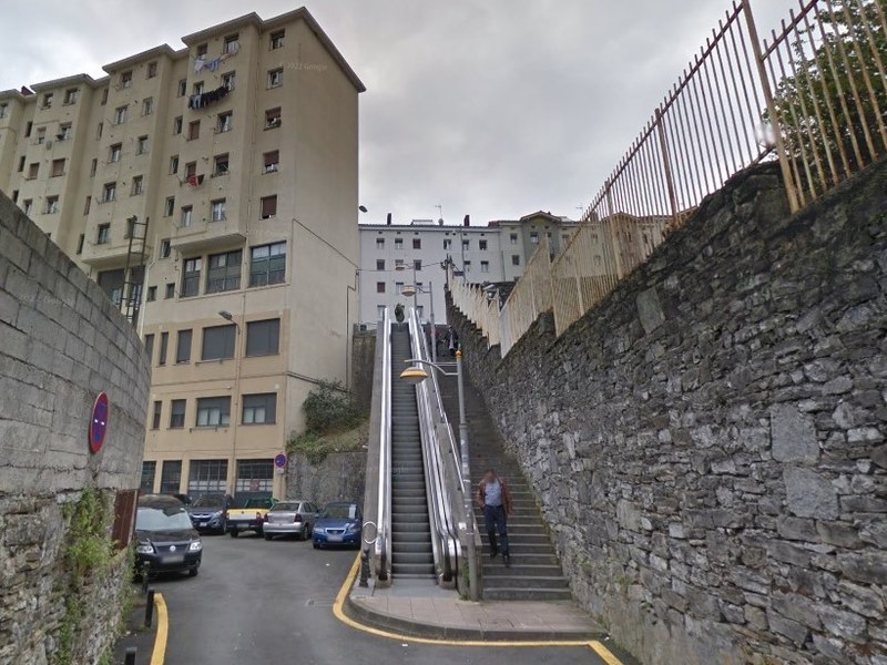 El Ayuntamiento de Eibar renovará las escaleras mecánicas de la calle Sostoatarren Escaleras mecánicas que unen la plaza de toros con la calle Sostoatarren.