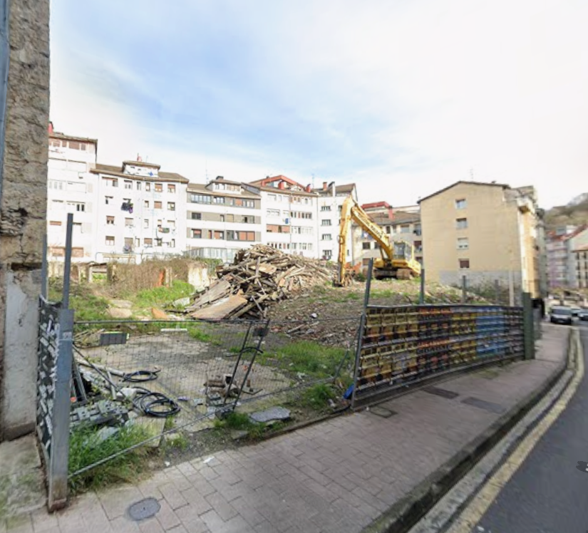 El Ayuntamiento de Eibar solicita a las parcelas de Arragueta 11, 13, 15, 17, 19, 21 y 23 el permiso para el uso del solar Imagen de archivo del solar de propiedad privada de Arragueta.