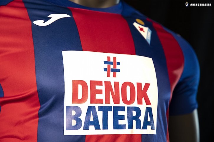 El Ayuntamiento de Eibar va a desarrollar estos días una campaña con la que pretende mostrar su apoyo a la SD Eibar Denok batera. SD Eibar.