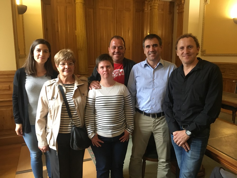 El Ayuntamiento de Eibar y Gureak y Atzegi firman un acuerdo de colaboración para la contratación de una persona con discapacidad en la organización