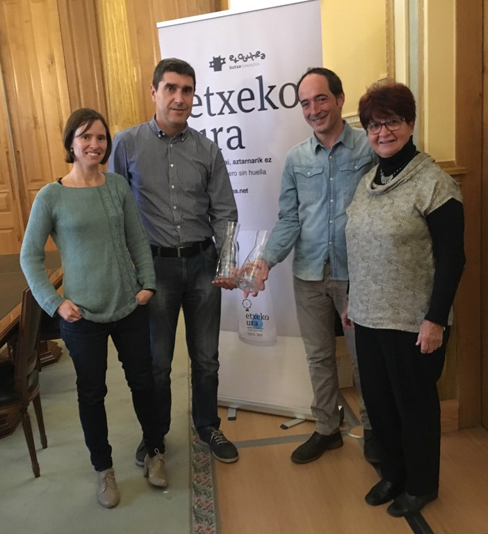 El Ayuntamiento de Eibar y Kutxa Ekogunea promueven la campaña "Etxeko Ura"