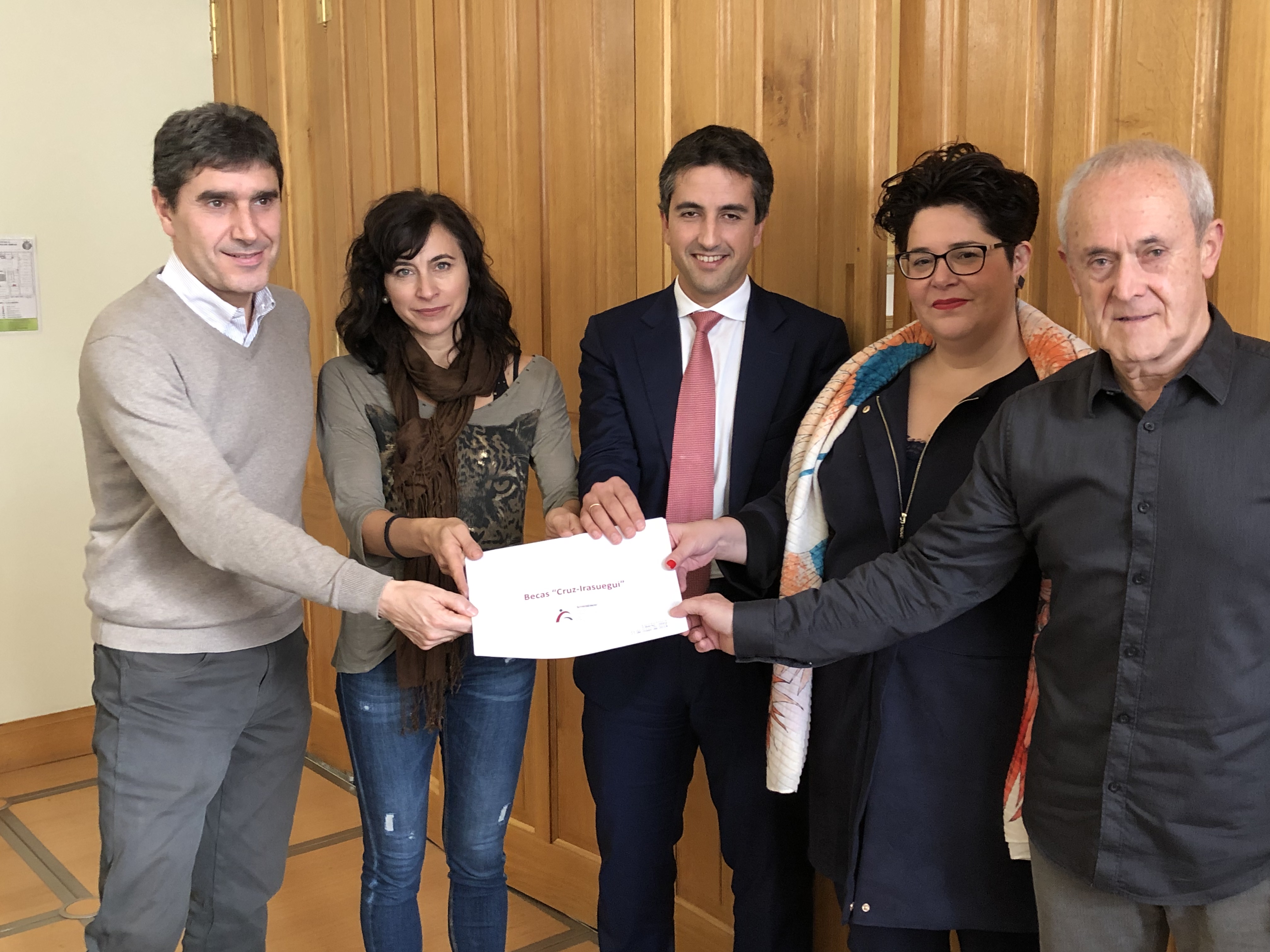 El Ayuntamiento de Eibar y la Asociación de Armeria Eskola han presentado las becas Cruz Irasuegi