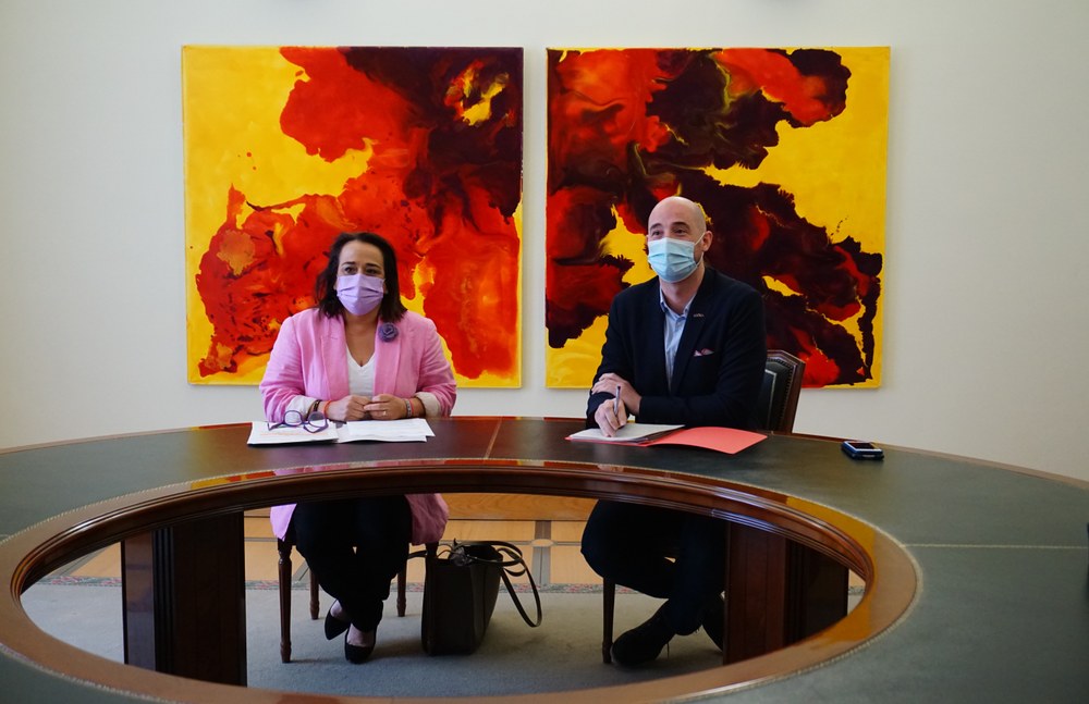 El Ayuntamiento de Eibar y la Diputación Foral de Gipuzkoa presentan un convenio para el fomento y la mejora del transporte público en Eibar En la imagen, la diputada Foral de Movilidad y Ordenación del Territorio, Rafaela Romero, y el alcalde de Eibar, Jon Iraola.