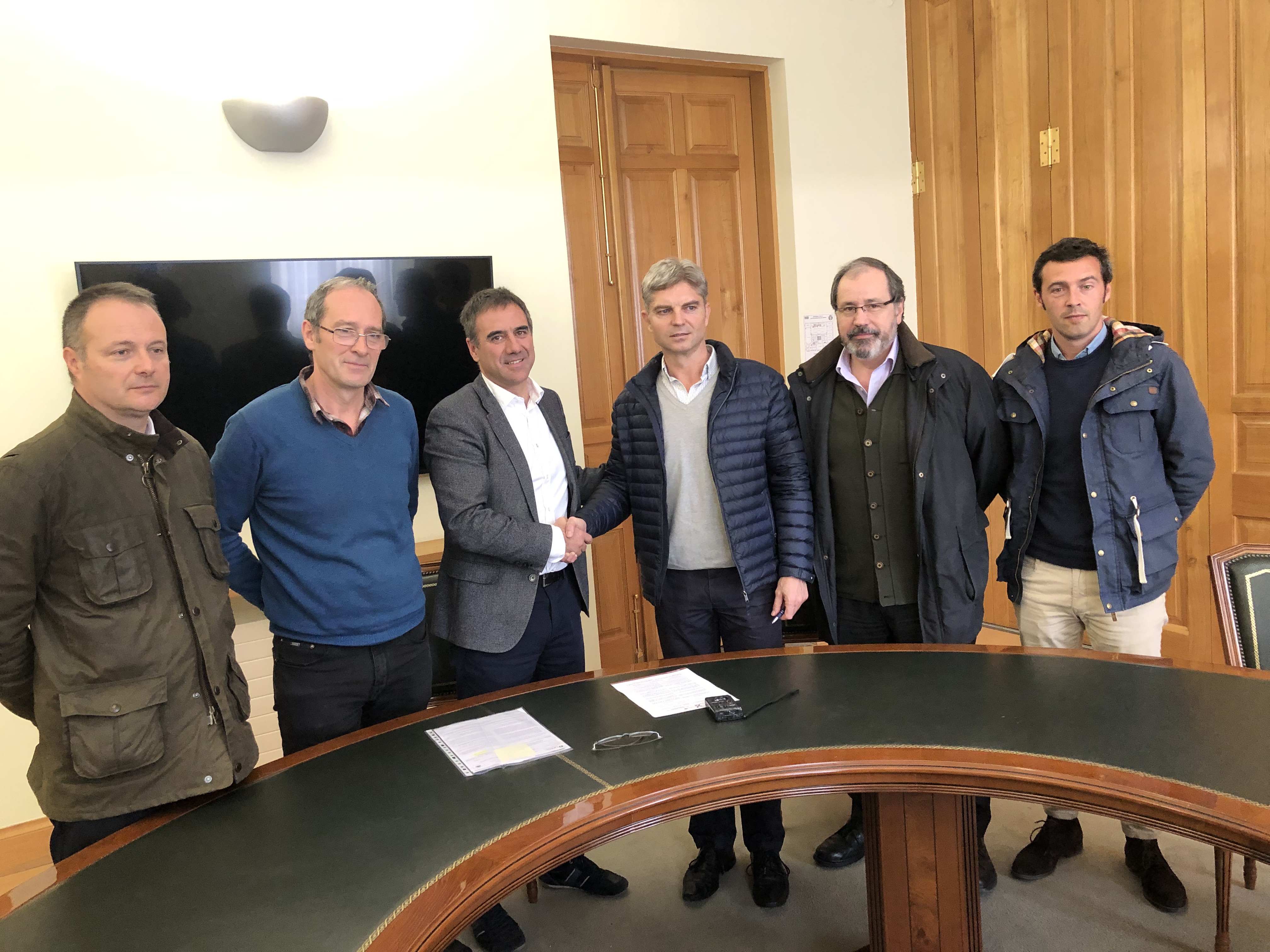 El Ayuntamiento de Eibar y la UTE Iza Campezo firman el contrato que da luz verde al inicio de las obras de Errebal