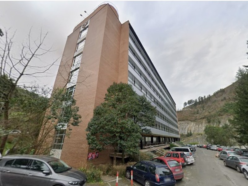 El Ayuntamiento de Eibar y Uni Eibar-Ermua LHII firman un acuerdo para desarrollar un proyecto práctico de formación con estudiantes de comercio