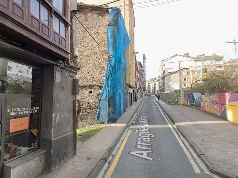 El Ayuntamiento espera la retirada del cableado de Iberdrola para iniciar las obras de reurbanización de la calle Arragueta