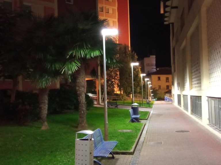 Luminarias LED instaladas en Romualdo Galdós.
