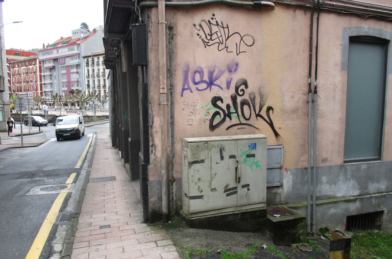 El Ayuntamiento pondrá en marcha el programa de retirada de pintadas de edificios particulares Imagen de archivo. Calle Arragueta.