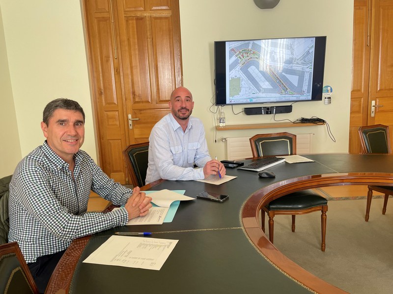 El alcalde Jon Iraola (dcha.), y el concejal de Obras, Alberto Albístegui (izq.) en la rueda de prensa para presentar el proyecto de reurbanización de Julián Etxeberria.