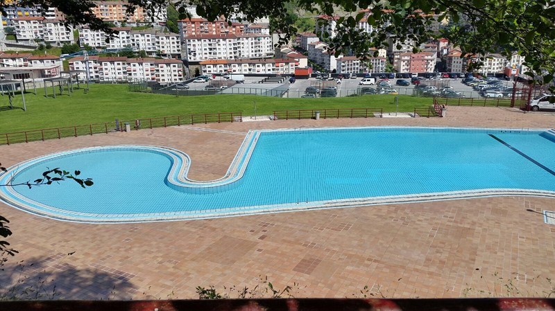 El Ayuntamiento presenta las tarifas de las piscinas descubiertas de verano Piscinas descubiertas de Ipurua.