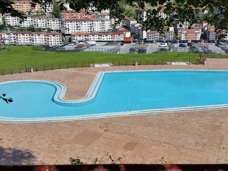 El Ayuntamiento presenta las tarifas de las piscinas descubiertas de verano