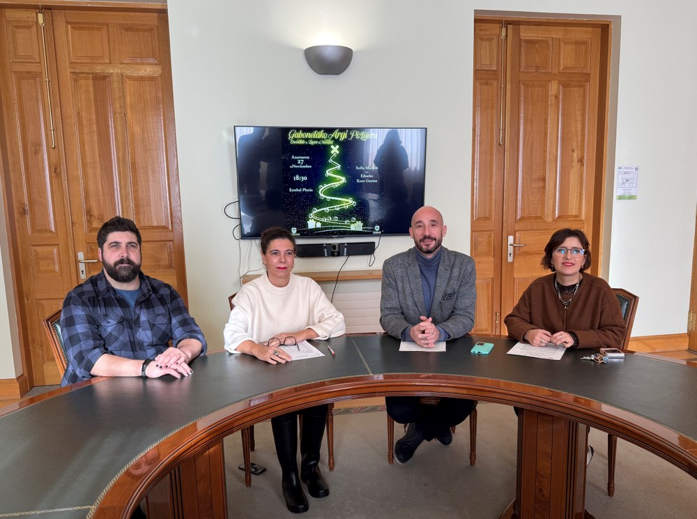 Presentación del programa navideño. Jon Iraola, alcalde de Eibar, acompañado del edil de Cultura, Andoni Zabala, y de las ediles Eva Juez, de Medio Ambiente, y Vanesa Hortas, de Desarrollo Económico.