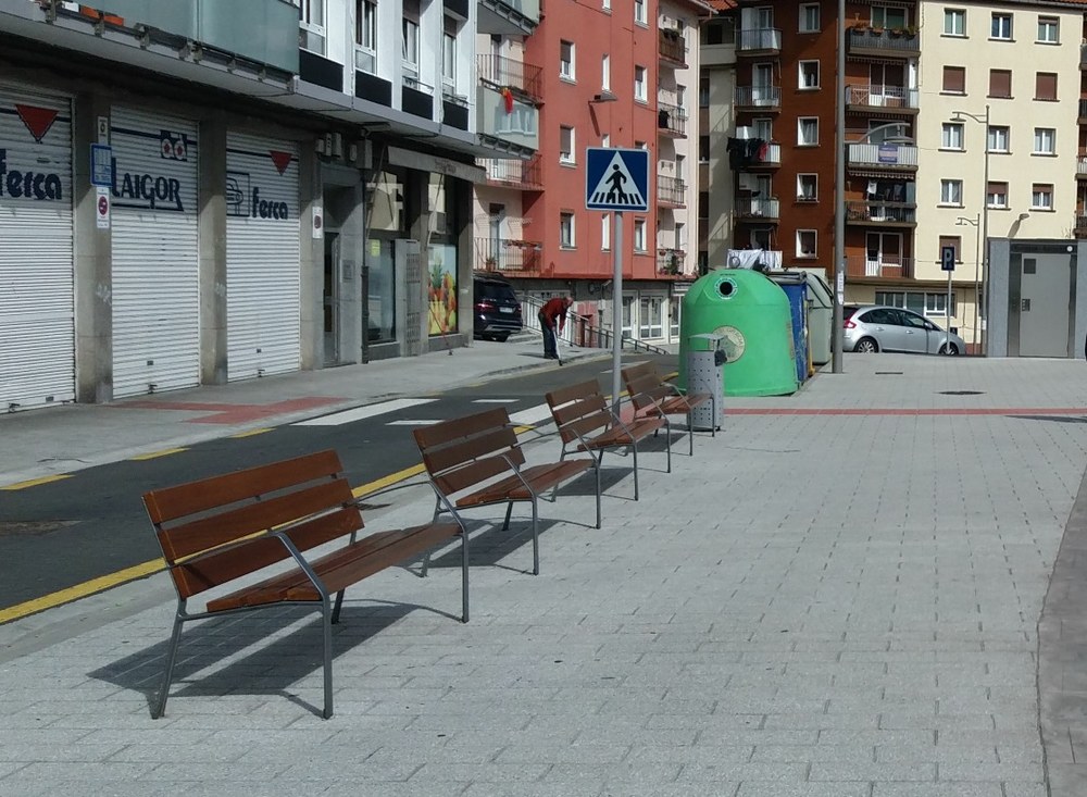 El Ayuntamiento prosigue con la renovación de los bancos de las calles de la ciudad