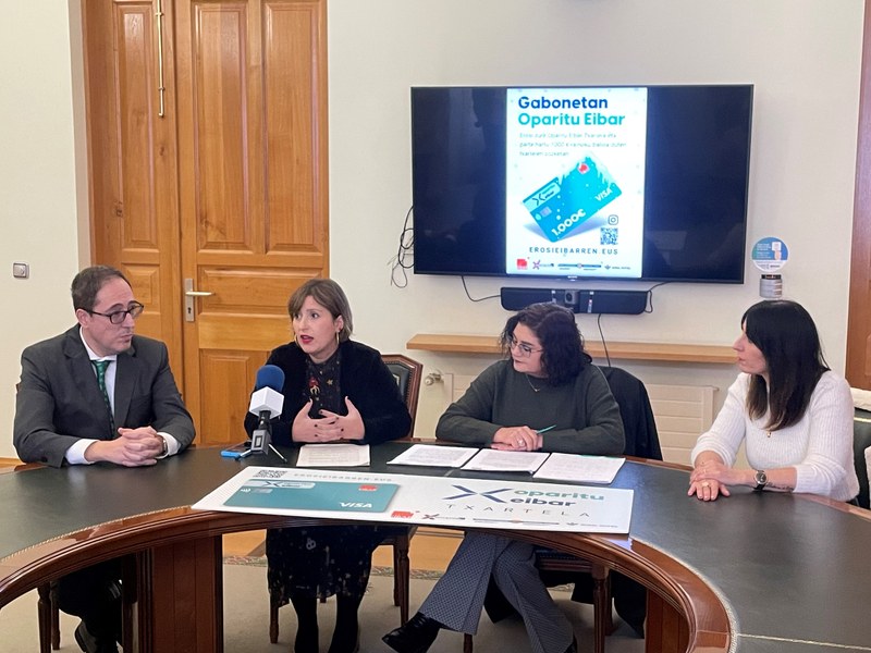 Imagen de la presentación de la nueva campaña de fomento del consumo en el comercio local mediante la tarjeta ‘Eibar Oparitu’.