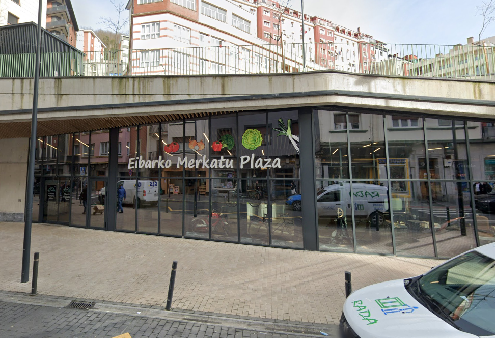 El Ayuntamiento saca a licitación la concesión de un nuevo puesto fijo del mercado 'Errebal Plazia' Imagen de archivo.