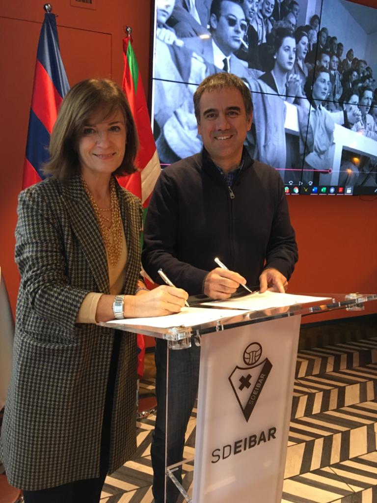 El Ayuntamiento y la SD Eibar firman un convenio de colaboración para la digitalización del fondo fotográfico de Benigno Plazaola