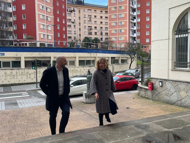 El Consejo de Gobierno de la Diputación de Gipuzkoa se reúne en Eibar Jon Iraola, alcalde de Eibar, y Eider Mendoza, diputada general.