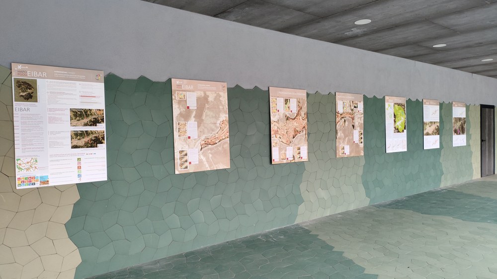 El documento de la propuesta del Avance del Plan General de Ordenación Urbana de Eibar está ya en fase de exposición pública Imagen de los paneles explicativos instalados en la plaza cubierta del edificio multiusos de Errebal Plazia.