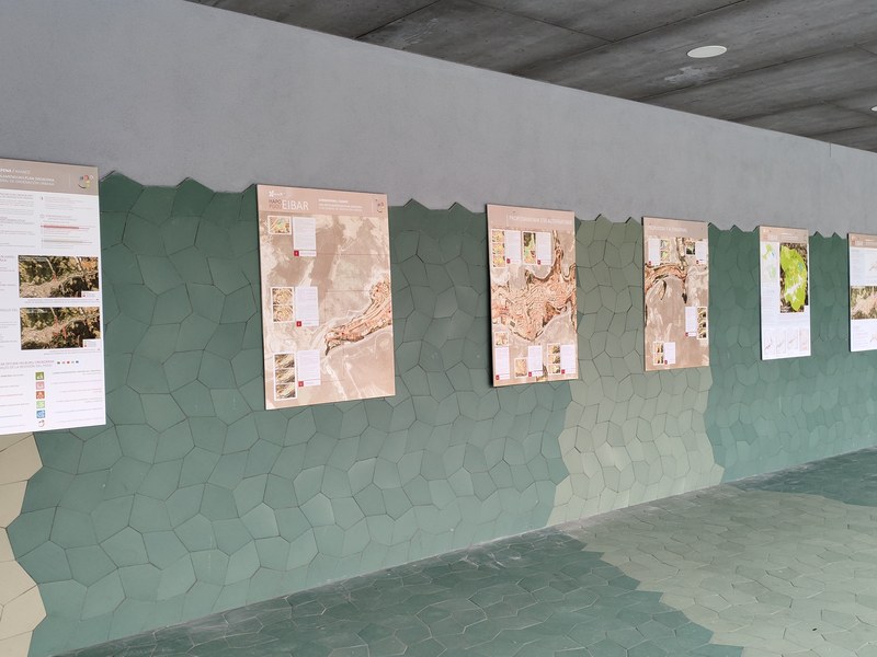 Imagen de los paneles explicativos instalados en la plaza cubierta del edificio multiusos de Errebal Plazia.