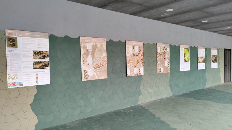Imagen de los paneles explicativos instalados en la plaza cubierta del edificio multiusos de Errebal Plazia.