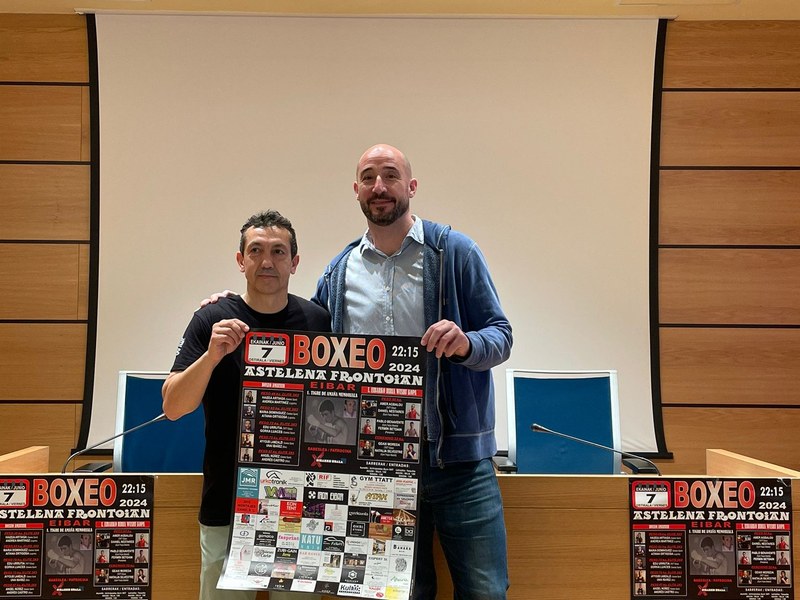 Imagen de la presentación del I Memorial "Tigre de Amaña" de boxeo. de izq. a dcha.: Montxo Quina, organizador del evento y propietario del Gimnasio TTATT, y Jon Iraola, alcalde de Eibar.