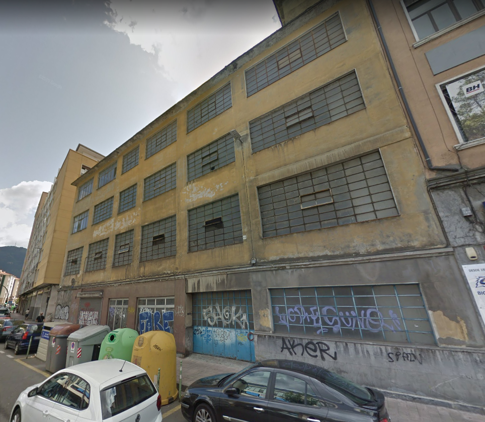 El Gobierno Vasco construirá vivienda protegida en el antiguo edificio de Rafael Lapeyra situado en el número 34 de la calle Barrena Imagen de archivo del antiguo edificio de Rafael Lapeyra situado en el número 34 de la calle Barrena.