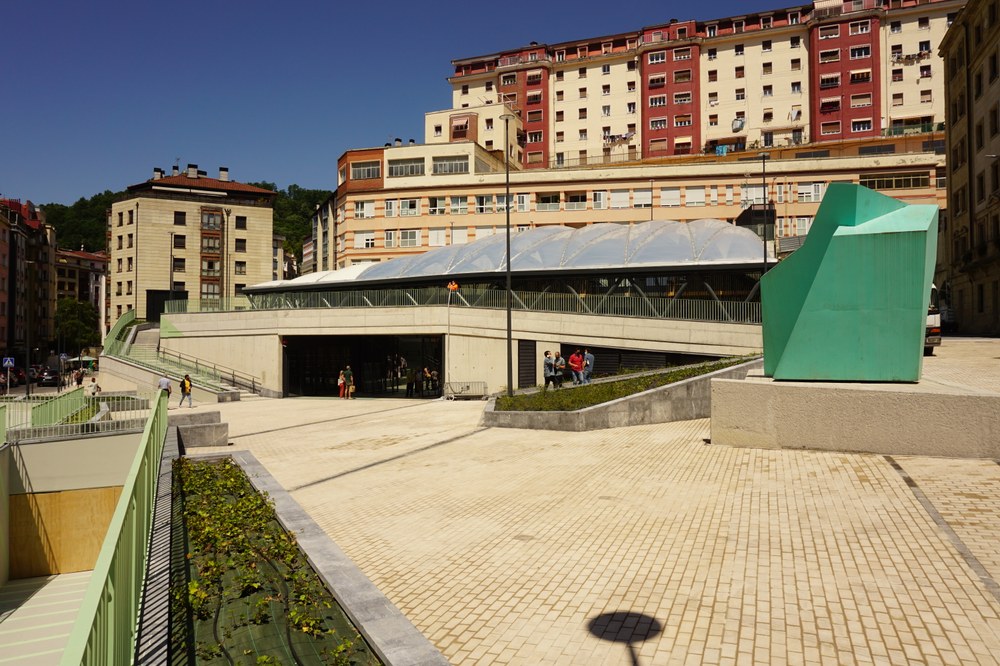 El martes, 24 de mayo, comienzan los trabajos para mejorar el equipamiento audiovisual de la plaza cubierta del edificio de Errebal Errebal Plazia. Imagen de archivo.