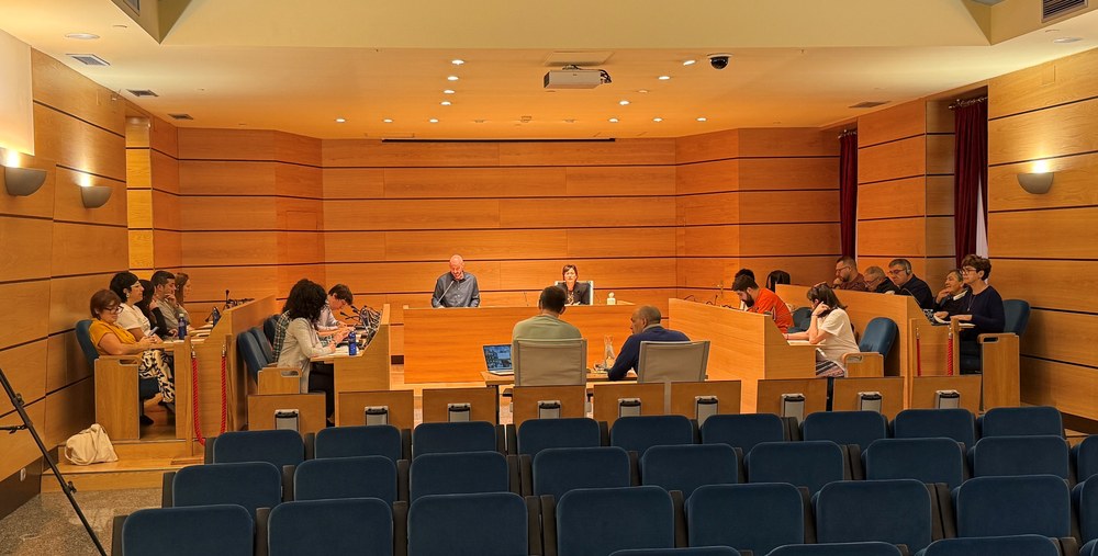 El Pleno Municipal aprueba la actualización de tasas e impuestos municipales para el ejercicio 2026, con un incremento del 2,5 % Pleno Municipal extraordinario celebrado el 10 de octubre de 2025.