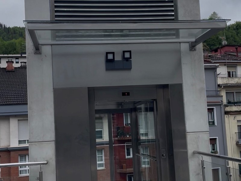 En marcha, el nuevo ascensor de Barakaldo que conecta con el paseo Estaziño-Azitain