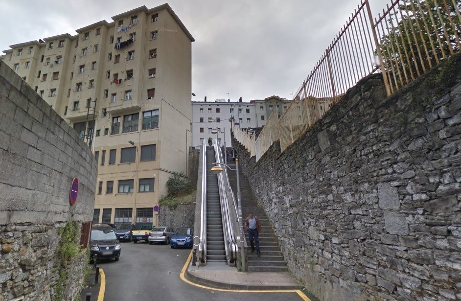 Imagen de archivo. Escaleras mecánicas que unen la plaza de toros con la calle Sostoatarren.