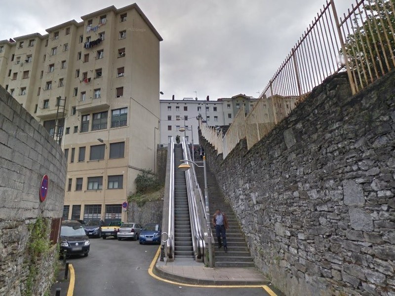 En marcha el nuevo ascensor de Unzaga y las escaleras mecánicas de Sostoatarren