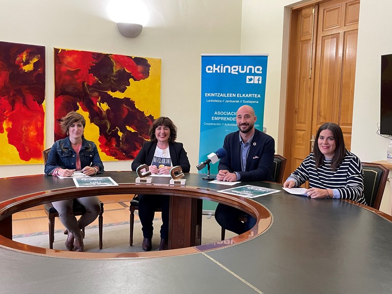 Imagen de la rueda de prensa celebrada para presentar el X evento del concurso de ideas y proyectos empresariales 'On Ekin'.