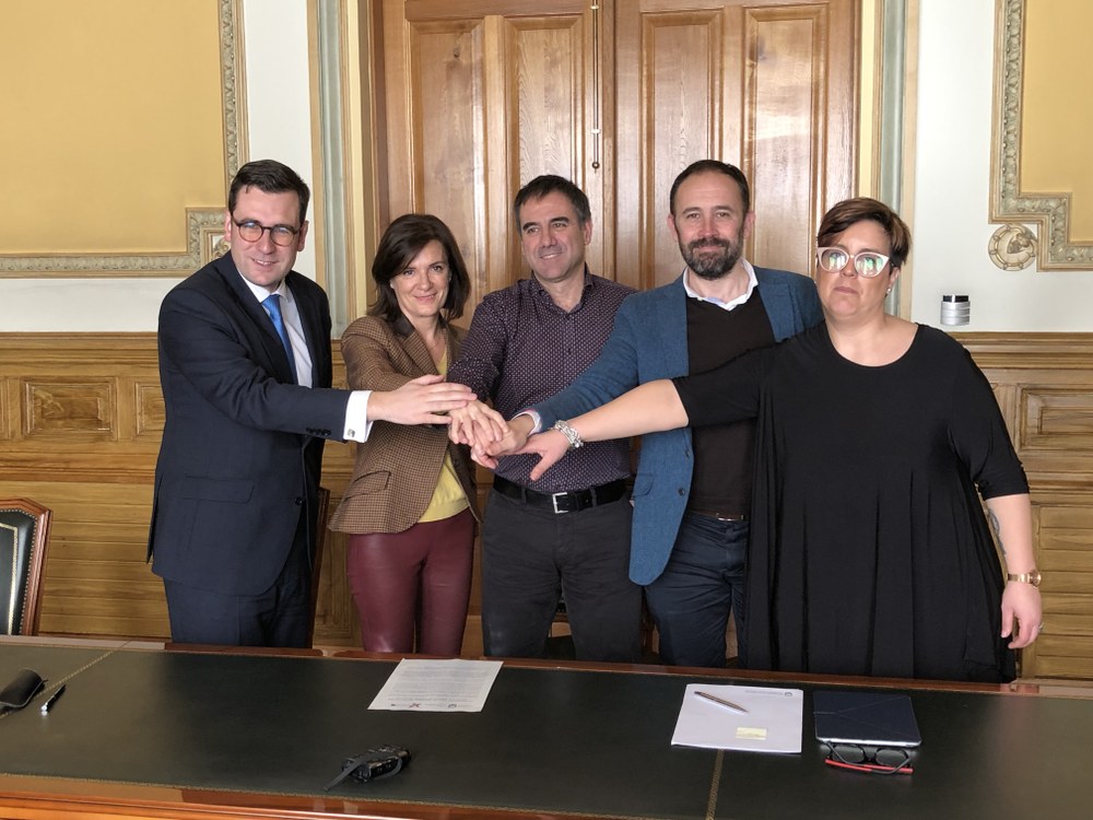 Firmado el convenio correspondiente a las obras del campo de fútbol de Ipurua