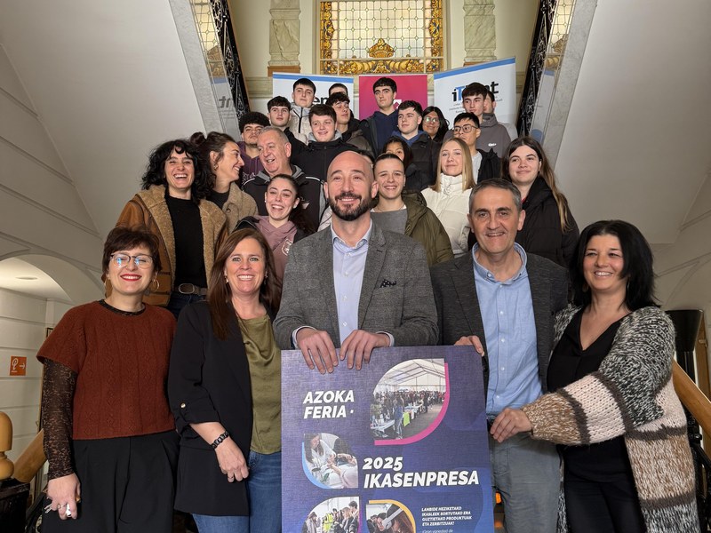 En la imagen, representantes institucionales, organizadores y alumnos/as participantes en la Feria.