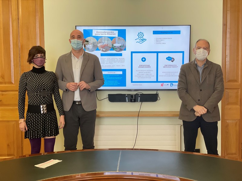 Imagen de la presentación del proceso de iniciación para que las empresas interesadas puedan acceder a las oficinas de la nueva incubadora de Azitain.