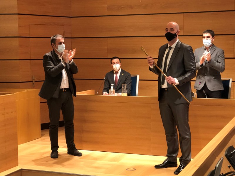 El nuevo alcalde Jon Iraola (dcha.) recibe el bastón de mando, de la mano de su predecesor Miguel de los Toyos (izq.).