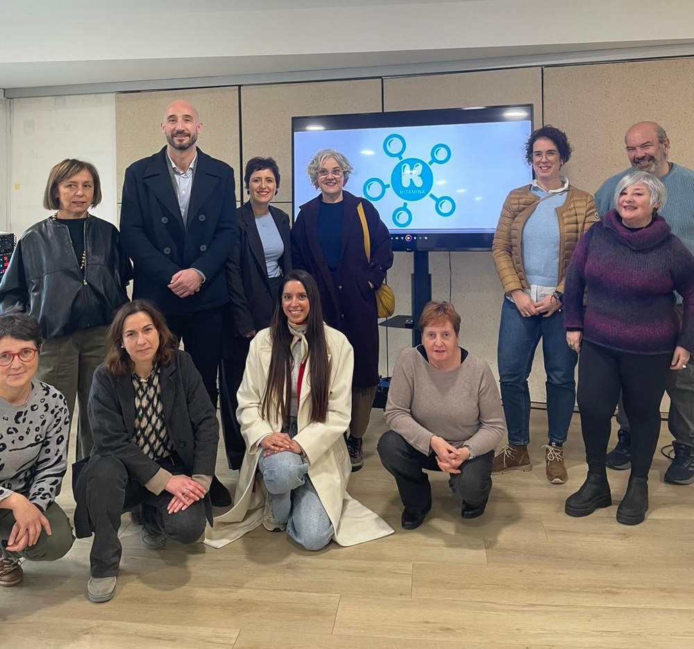 Presentación de la campaña de vídeo podcast “K-BITAMINA–Eibarrek behar duen bitamina”, con representantes institucionales y del comercio eibarrés.