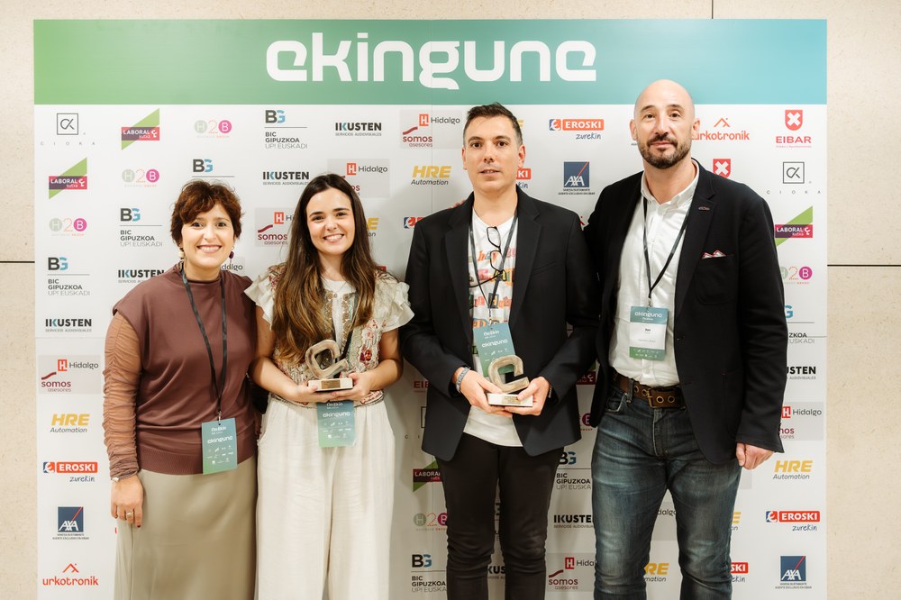 Kudi y La Alegría de la Huerta, ganadores de los premios On Ekin Imagen de las personas premiadas en los premios On Ekin, junto a representantes municipales.