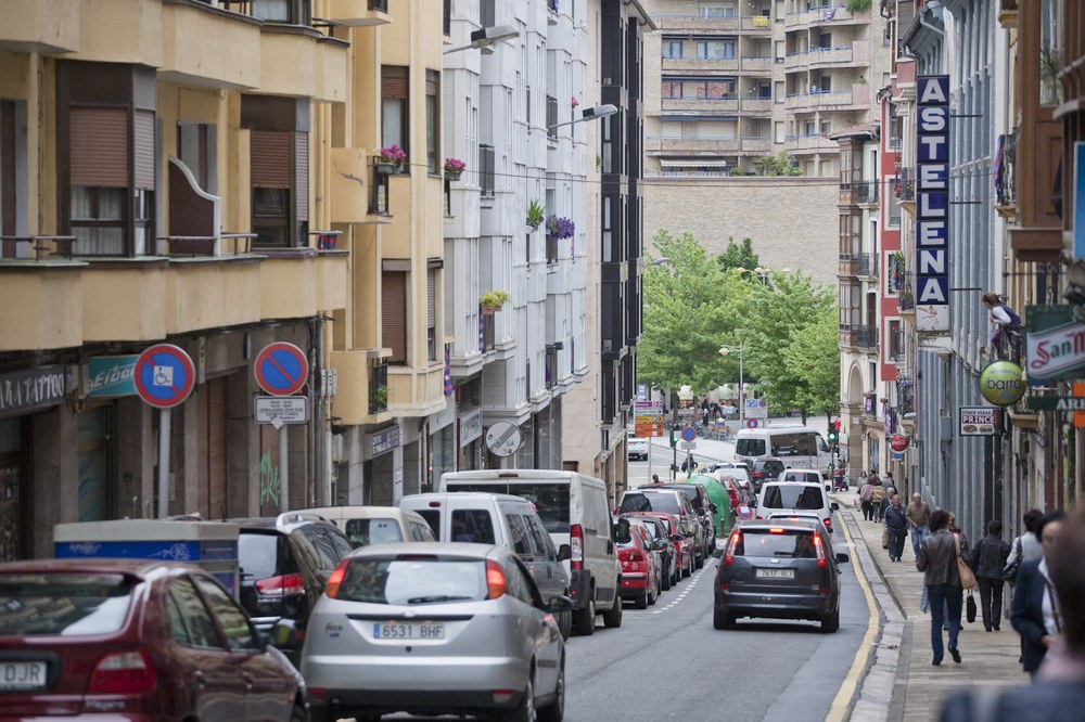 La acera derecha de Isasi, en sentido descendente, se renovará para darle más anchura y favorecer la movilidad peatonal